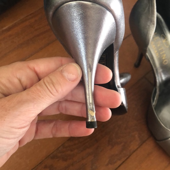 Valentino Garavani Silver Bow Heel - Picture 5 of 7